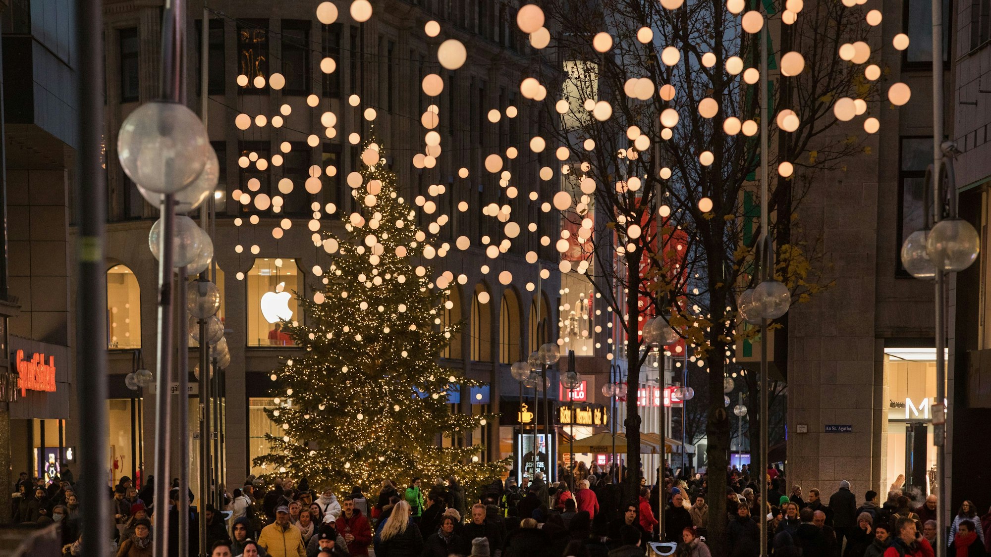 Die Winterbeleuchtung auf der Schildergasse besteht aus Tausenden von Kugeln.