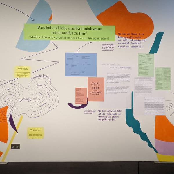 Eine Wand mit Plakaten, Zeichnungen und Sprüchen in der Ausstellung des Kölner Rautenstrauch-Joest-Museums