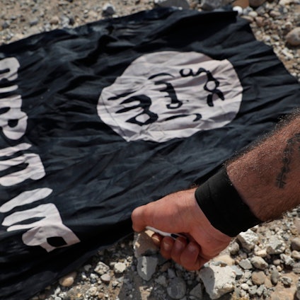 Es ist zu sehen wie die Flagge des IS angezündet wird. Es ist nur eine Hand mit im Bild.