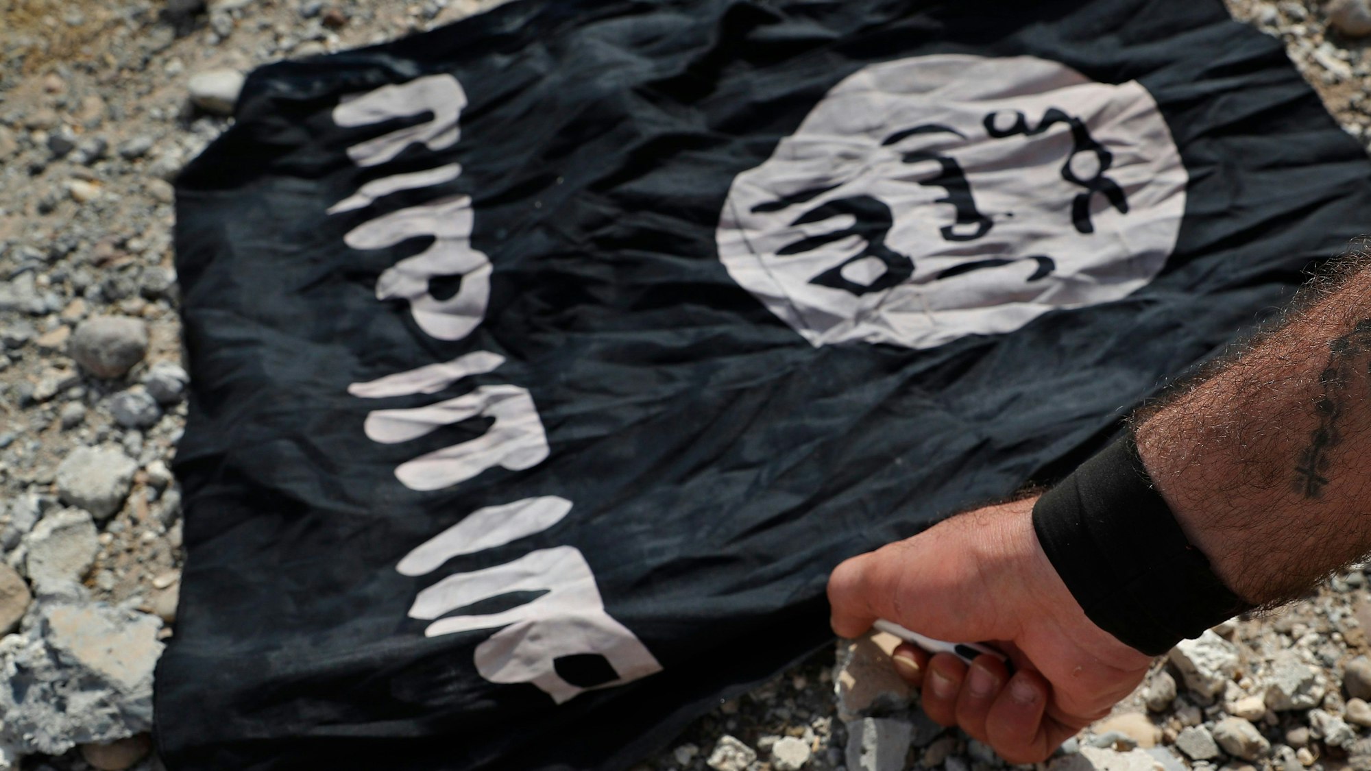 Es ist zu sehen wie die Flagge des IS angezündet wird. Es ist nur eine Hand mit im Bild.
