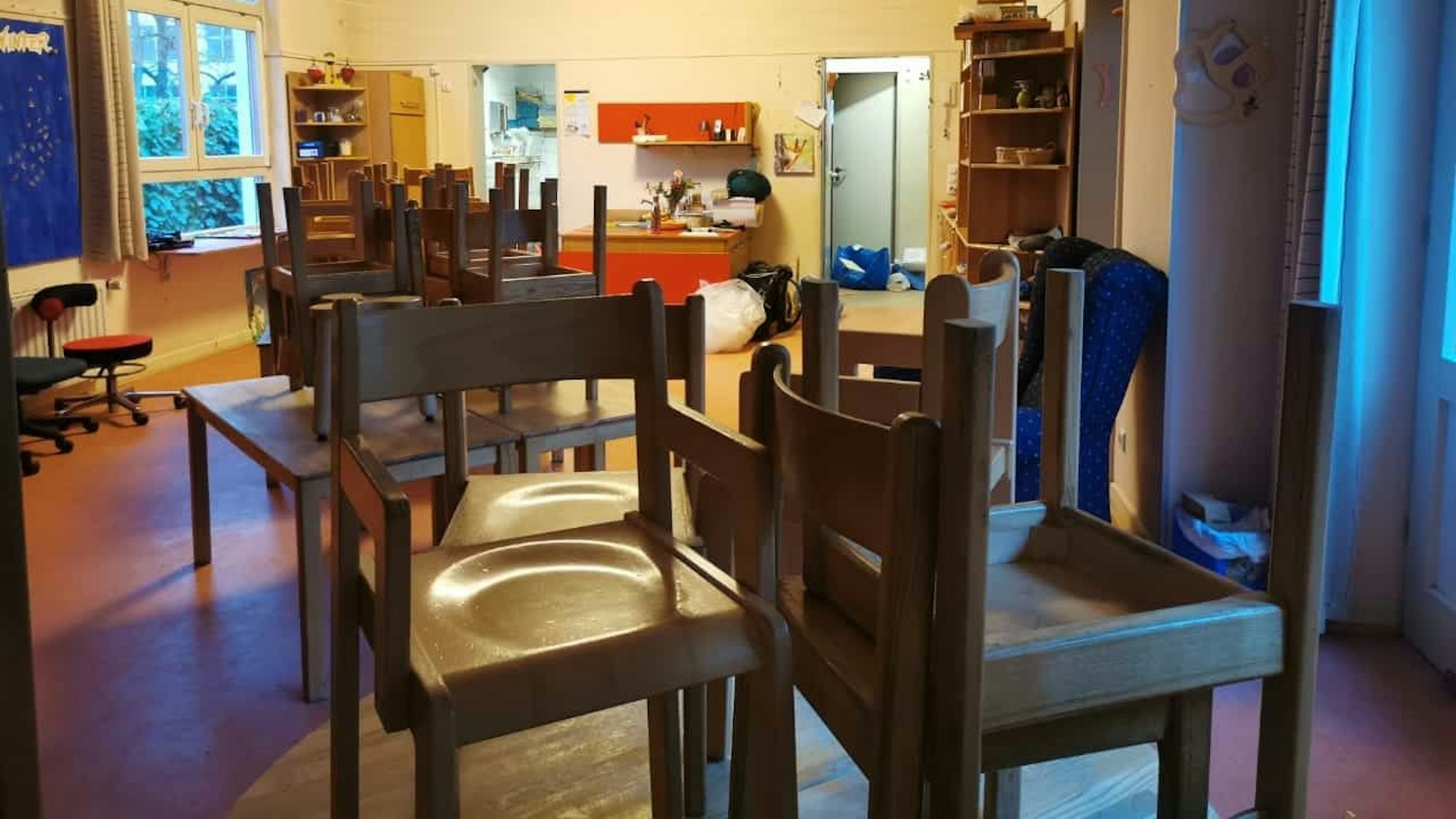 Das Bild zeigt einen menschenleeren Gruppenraum der evangelischen Kita in Köln-Zollstock.