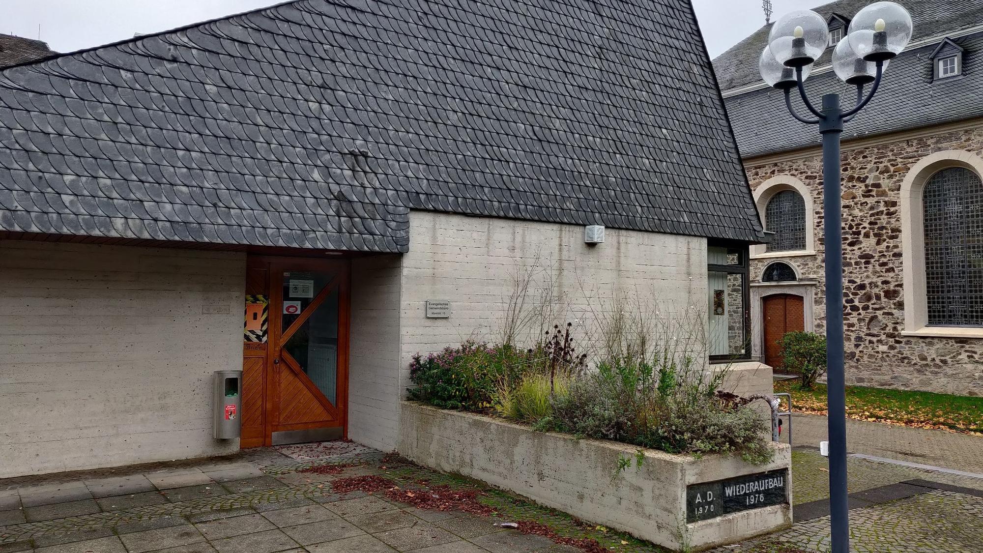 Der geschlossene Eingang zum bisherigen Gemeindebüro neben der evangelischen Kirche Leichlingen.