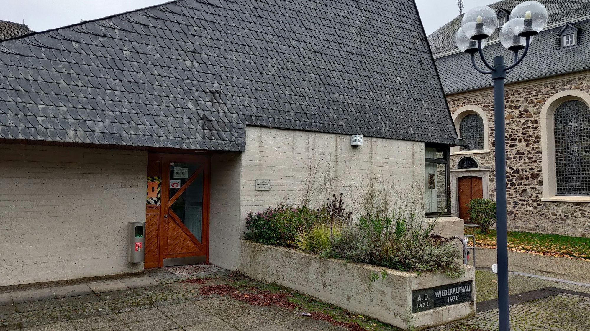 Der geschlossene Eingang zum bisherigen Gemeindebüro neben der evangelischen Kirche Leichlingen.