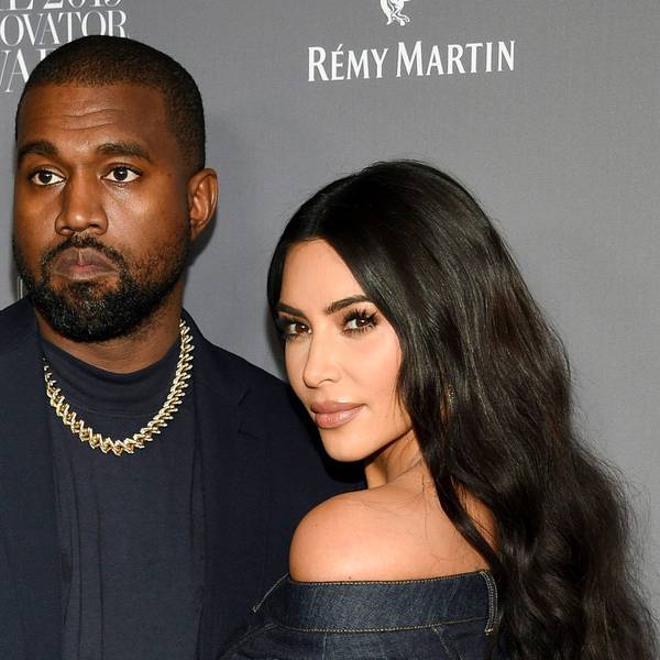 Kanye West und Kim Kardashian posieren für die Kameras.