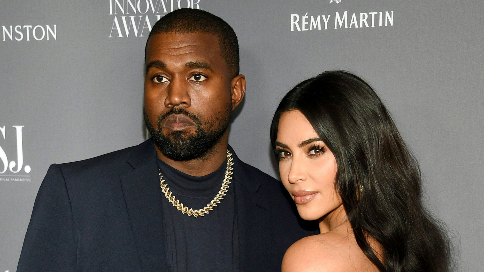 Kanye West und Kim Kardashian posieren für die Kameras.