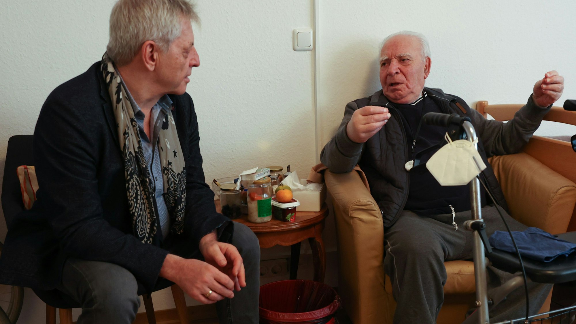 Metin Türköz sitzt in einem Ledersessel und gestikuliert, Nedim Hazar sitzt neben ihm und hört interessiert zu.