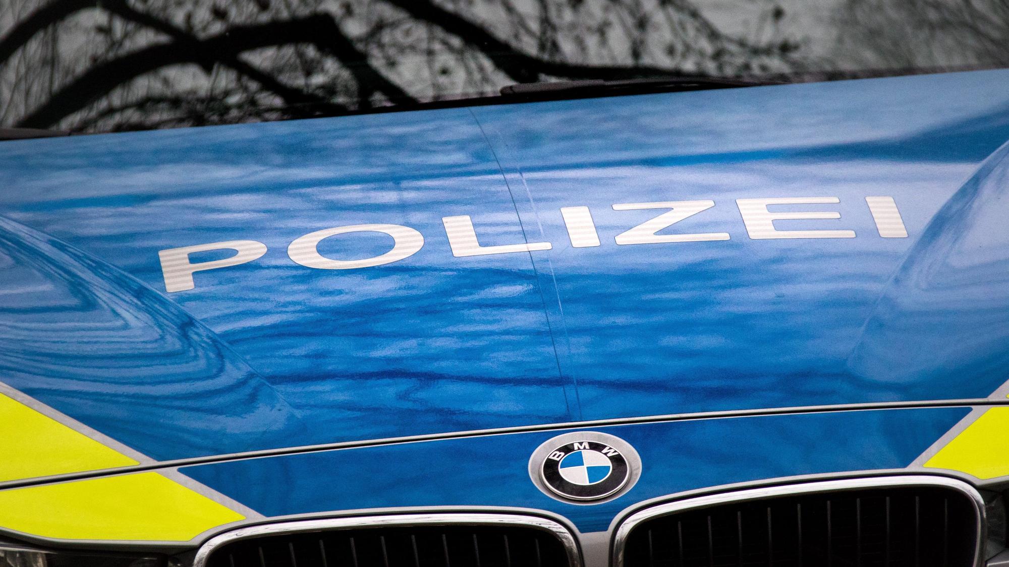 Der Schriftzug "Polizei" ist auf der Motorhaube eines Streifenwagens zu sehen.