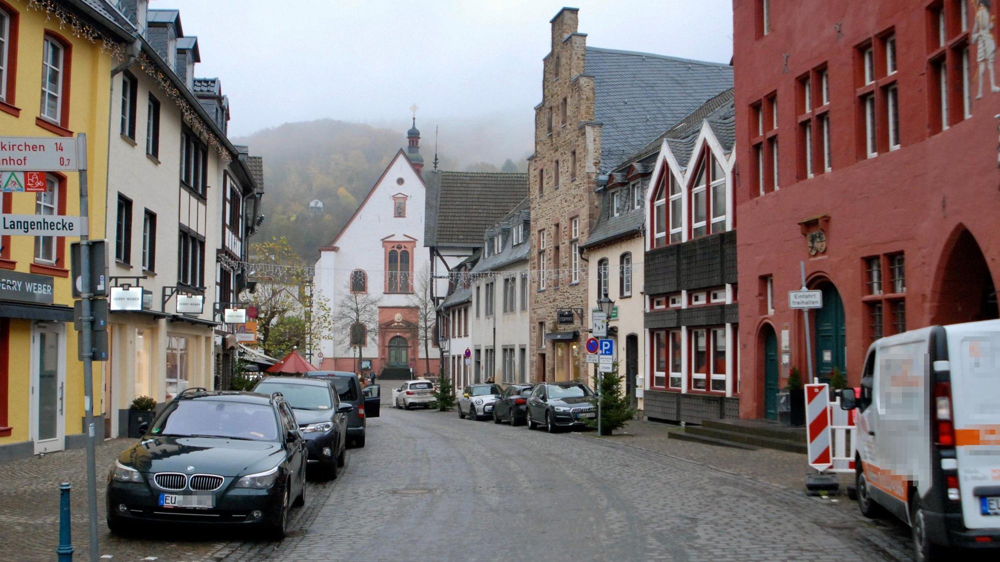 An der Marktstraße parken einige Autos.