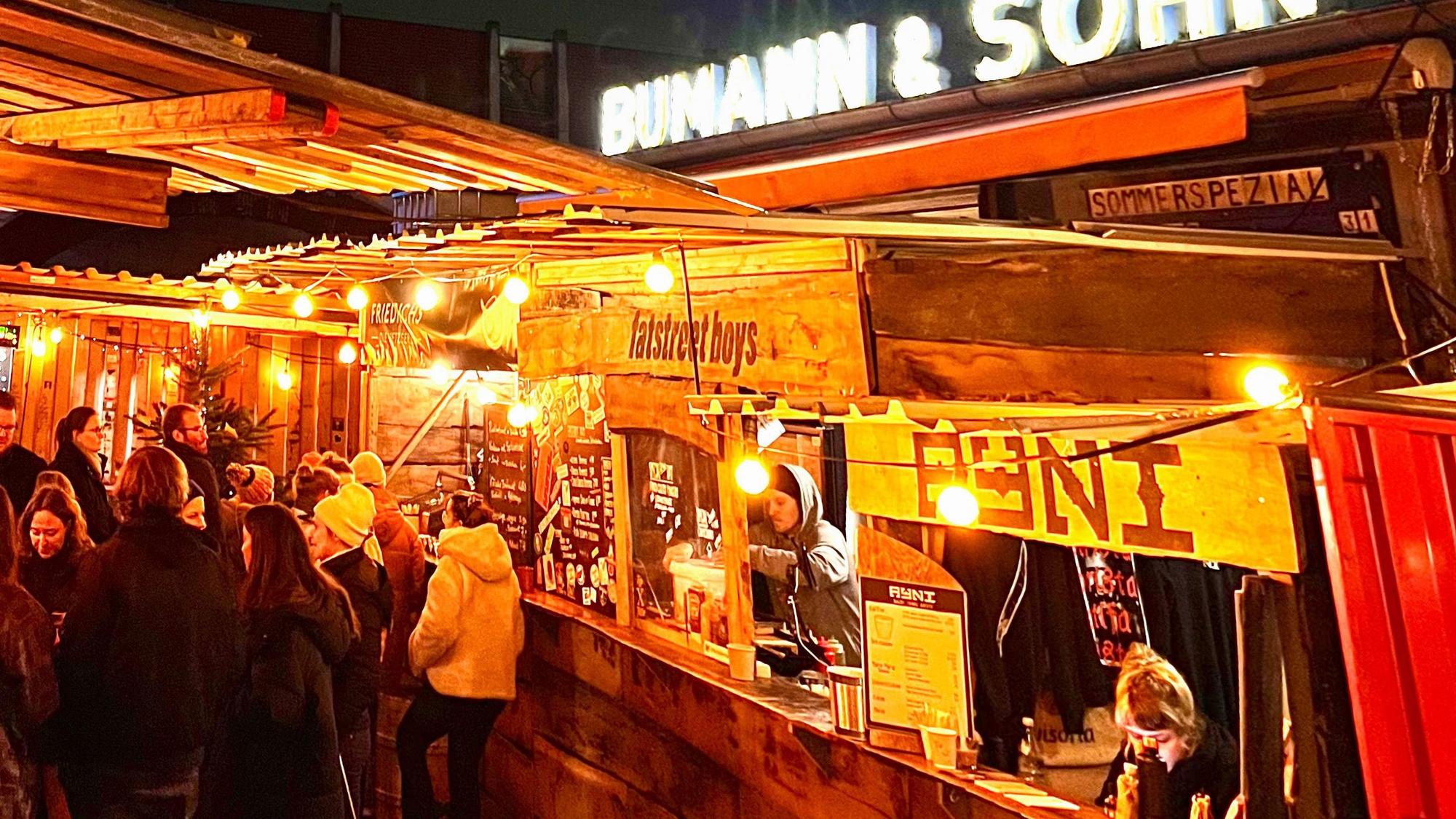 Menschen stehen vor dem Getränkestand des Bumann und Sohn.