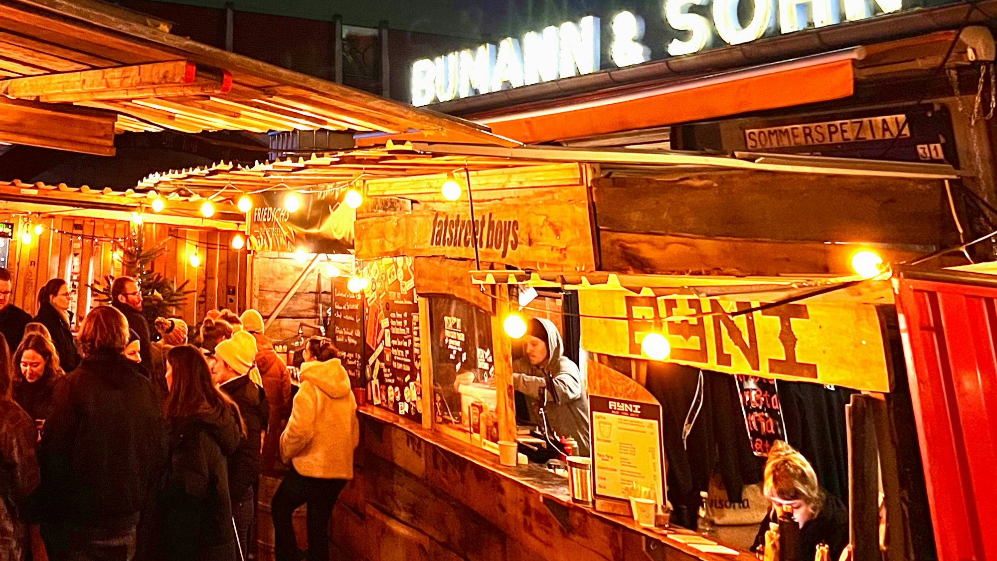 Menschen stehen vor dem Getränkestand des Bumann und Sohn.