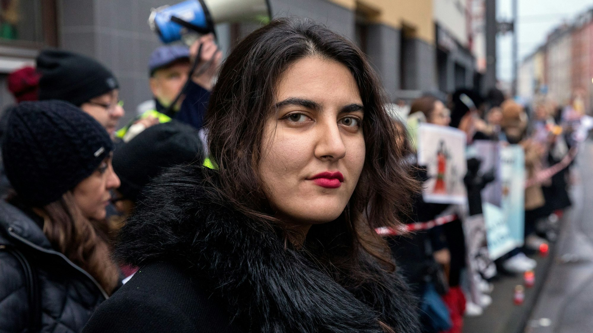 Kundgebung vor der Zentrale von Unicef Deutschland, die an das Schicksal von getöteten Kindern im Iran erinnern soll.
Im Bild Anahita Pouralijanki