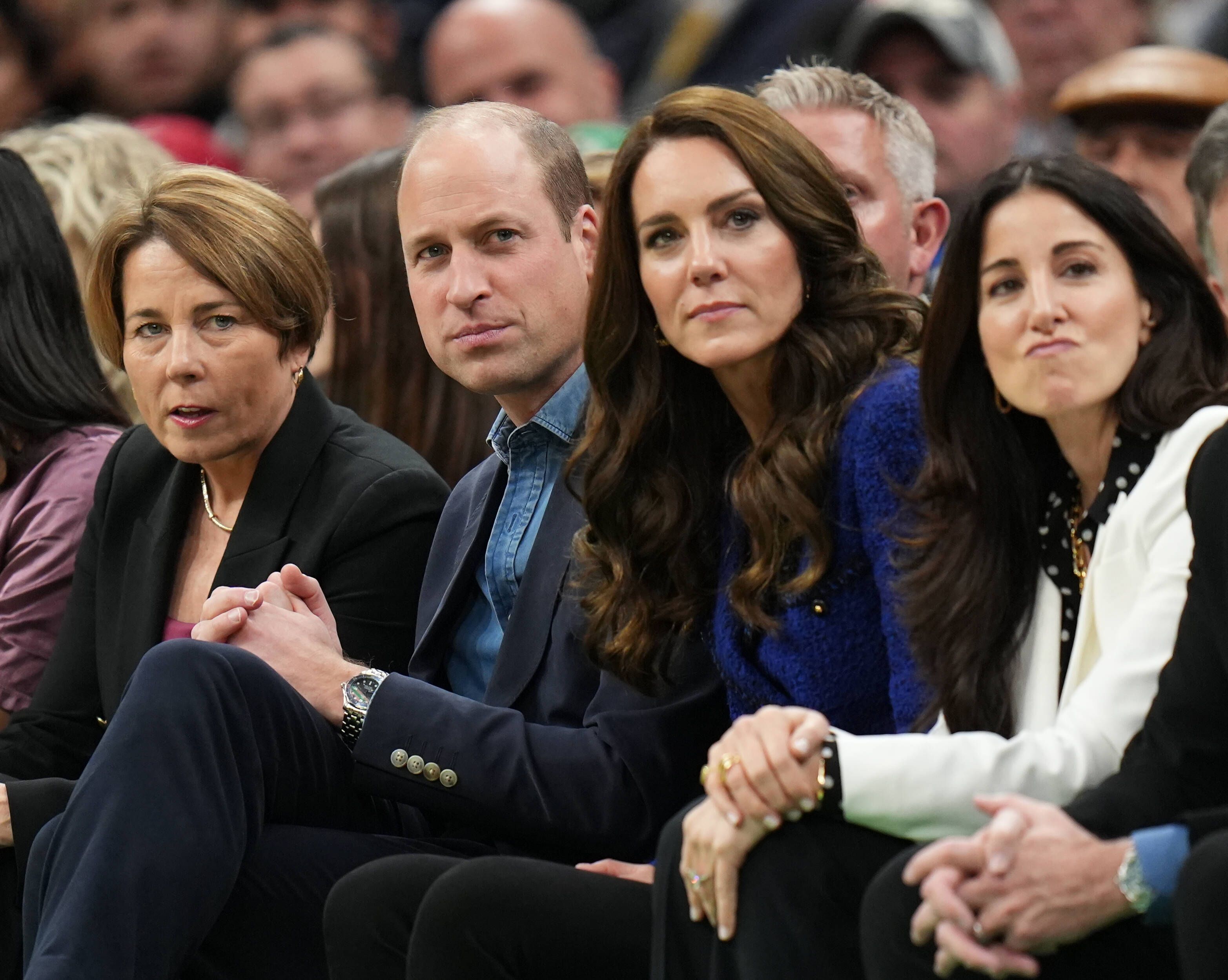 Es sind William und Kate zu sehen, die nebeneinander sitzen und dem Spiel zuschauen.
