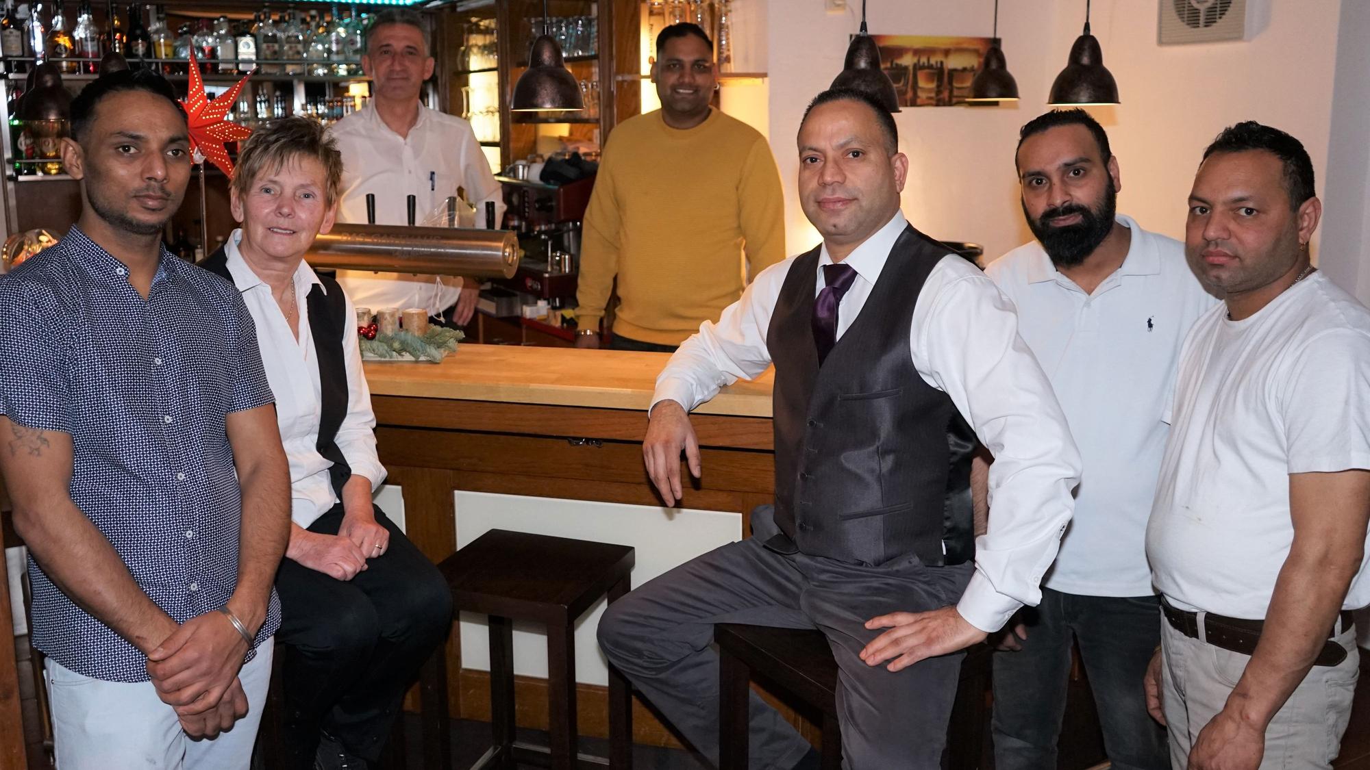 Tarsem „Jonny“ Singh und sein sechsköpfiges Team stehen an der Theke im „Bleifelder Hof“ auf dem Lüderich in Rösrath.