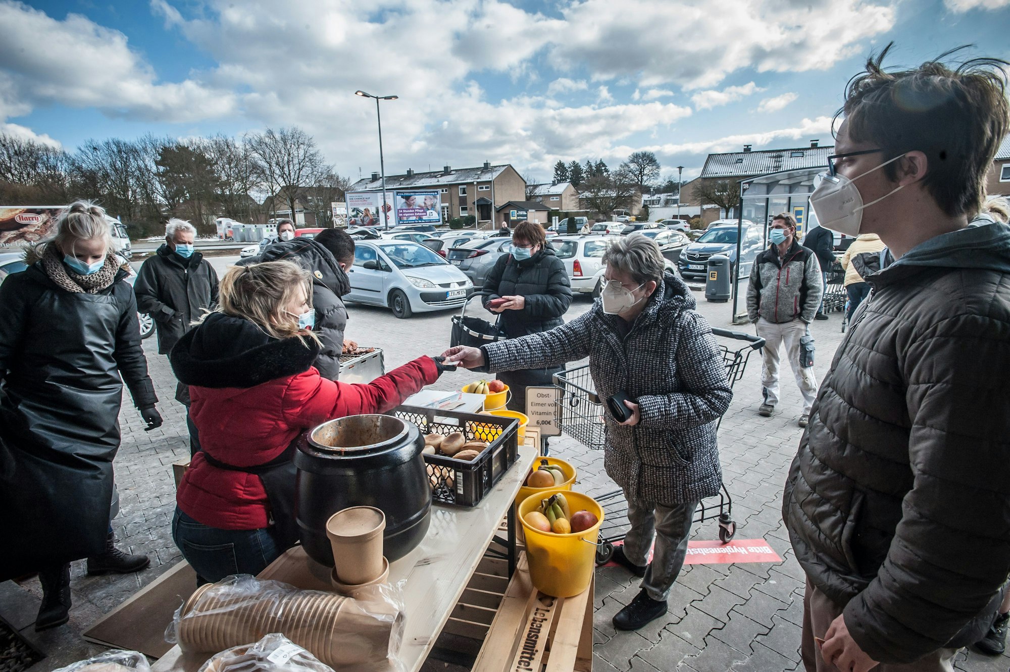 Kältegang Leverkusen sammelt Spenden, macht Gulaschsuppe und grillt am Edeka Theodor-Adorno-Straße
Archivbild 2021