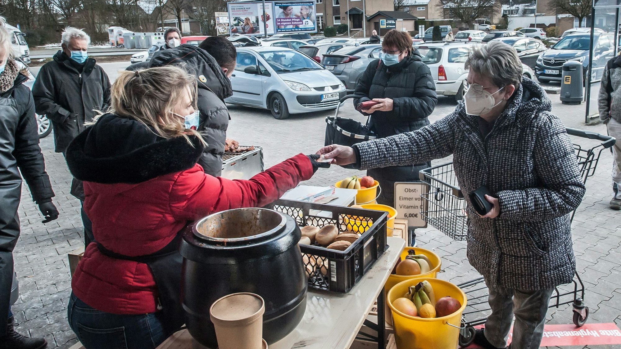 Kältegang Leverkusen sammelt Spenden, macht Gulaschsuppe und grillt am Edeka Theodor-Adorno-Straße
Archivbild 2021