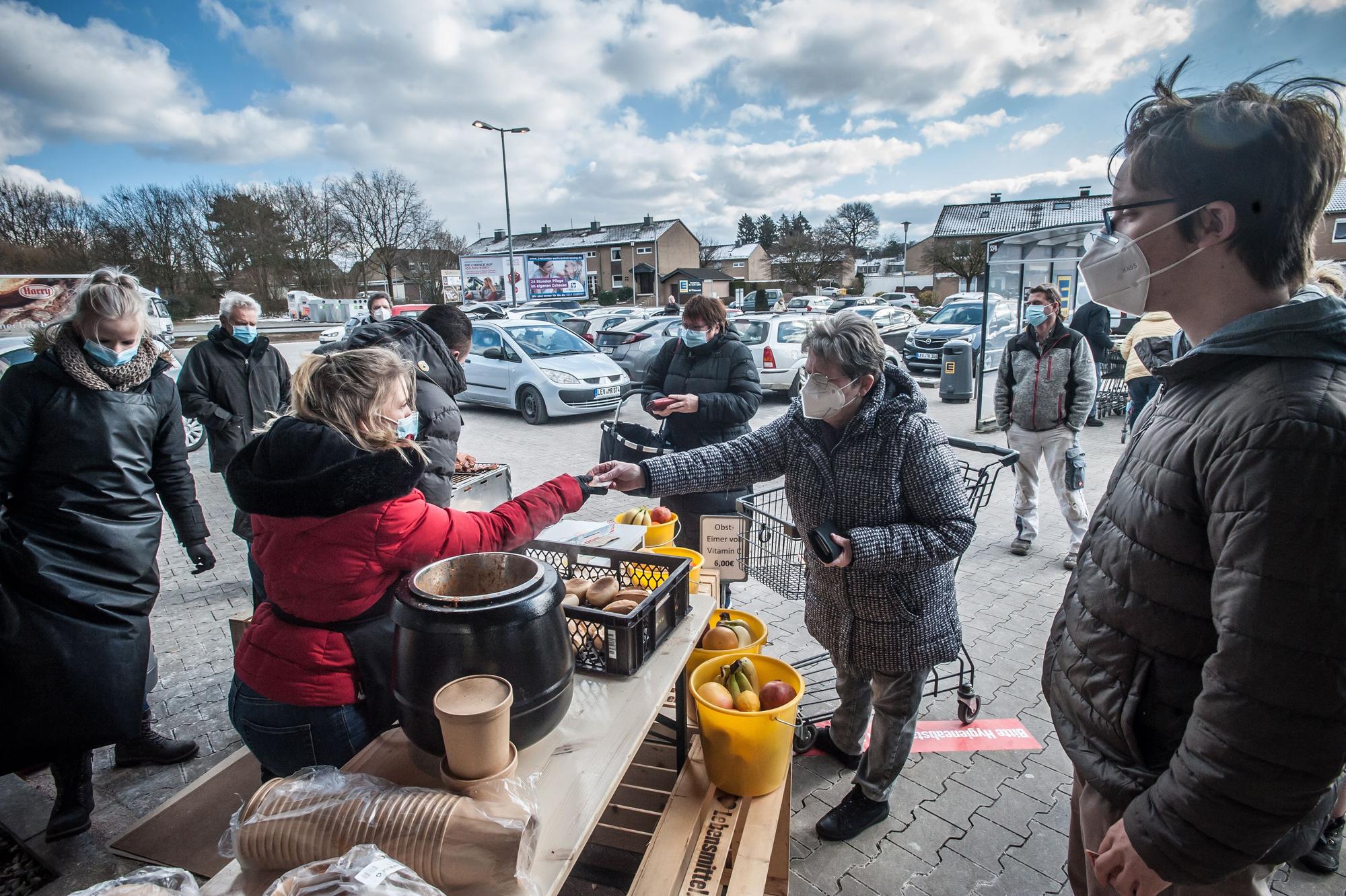 Kältegang Leverkusen sammelt Spenden, macht Gulaschsuppe und grillt am Edeka Theodor-Adorno-Straße
Archivbild 2021