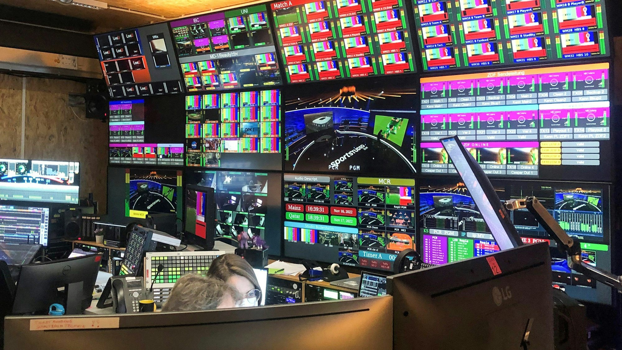 Blick in den technischen Kontrollraum im WM-Sendezentrum von ARD und ZDF in Mainz. An der Wand hängen Dutzende Bildschirme.