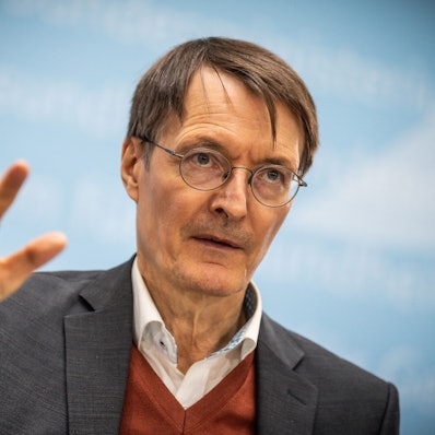 Karl Lauterbach (SPD), Bundesminister für Gesundheit, nimmt an einem Pressestatment zu aktuellen gesundheitspolitischen Themen teil.