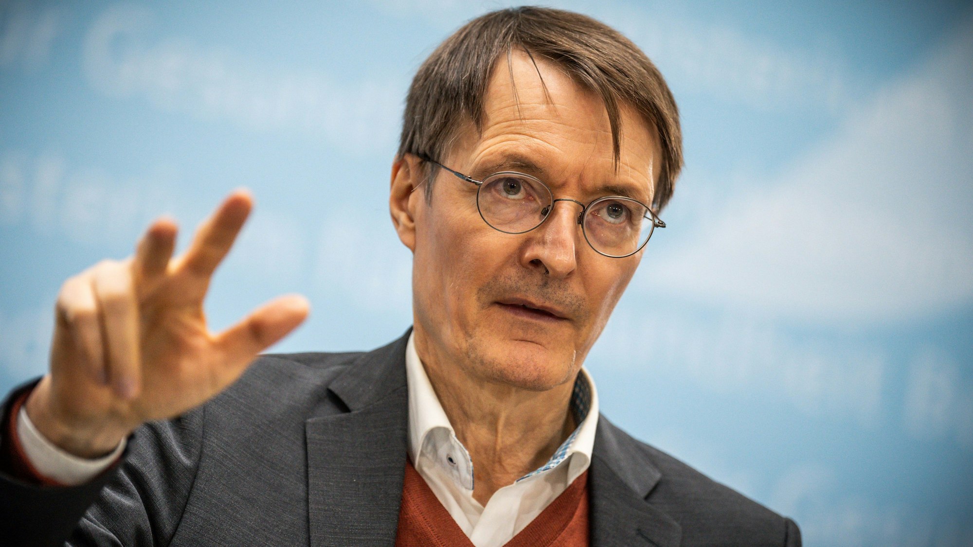 Karl Lauterbach (SPD), Bundesminister für Gesundheit, nimmt an einem Pressestatment zu aktuellen gesundheitspolitischen Themen teil.