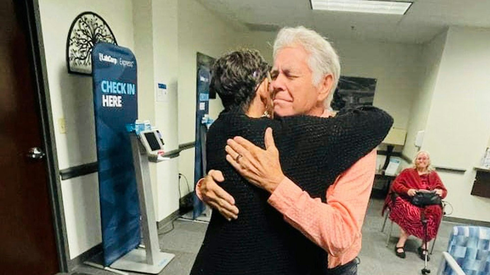 Melissa Highsmith umarmt ihren Vater Jeffrie Highsmith, den sie 51 Jahre lang nicht gesehen hat.