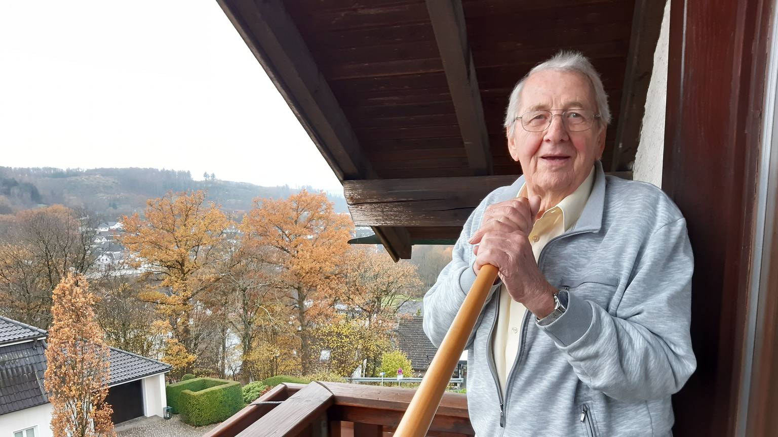 Bernhard Kocher steht auf dem alpenländisch gestalteten Balkon seines Hauses in Oberwiehl.