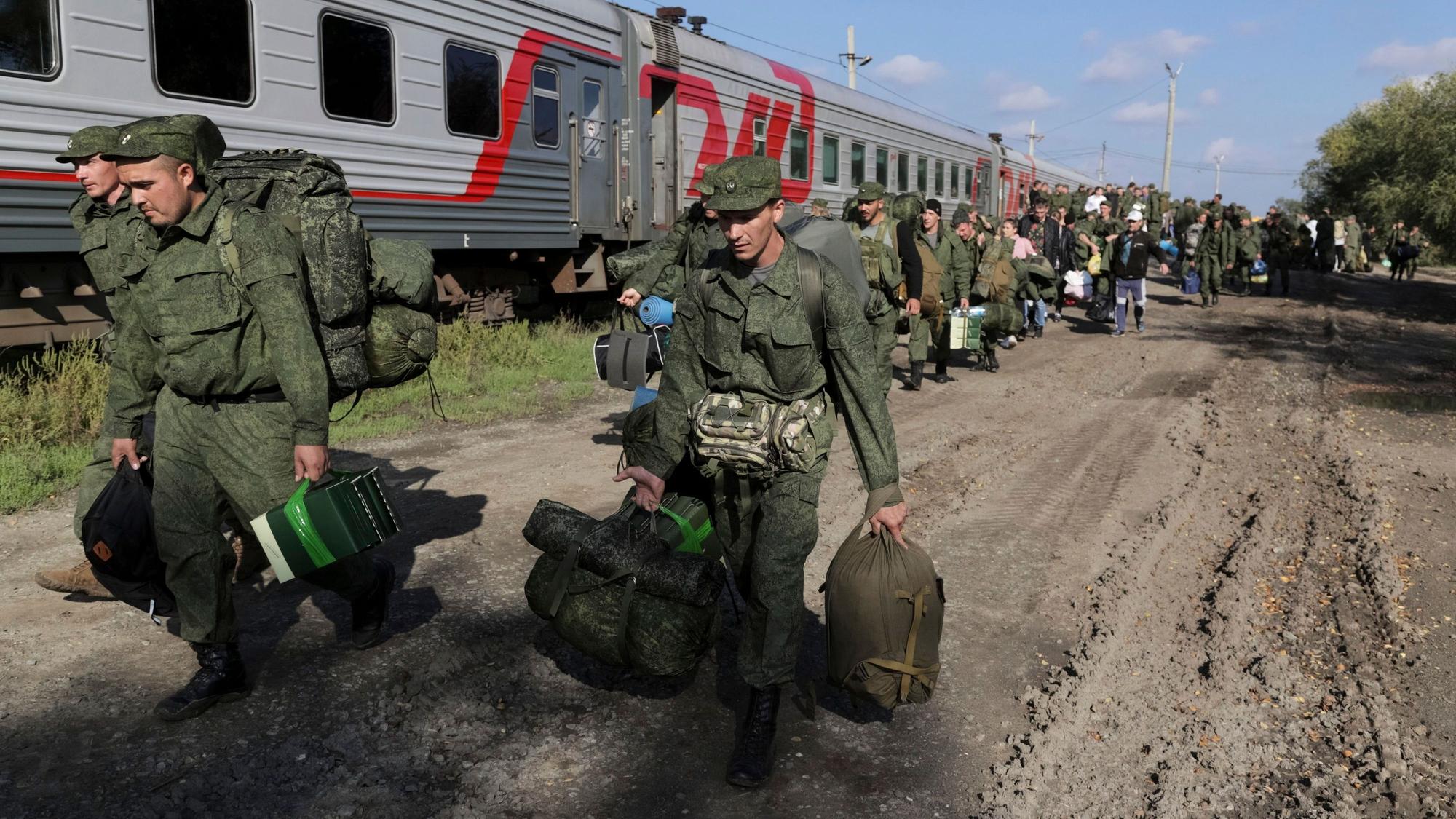 Russische Rekruten gehen auf einem Bahnhof in Prudboi in der Region Wolgograd zum Zug.