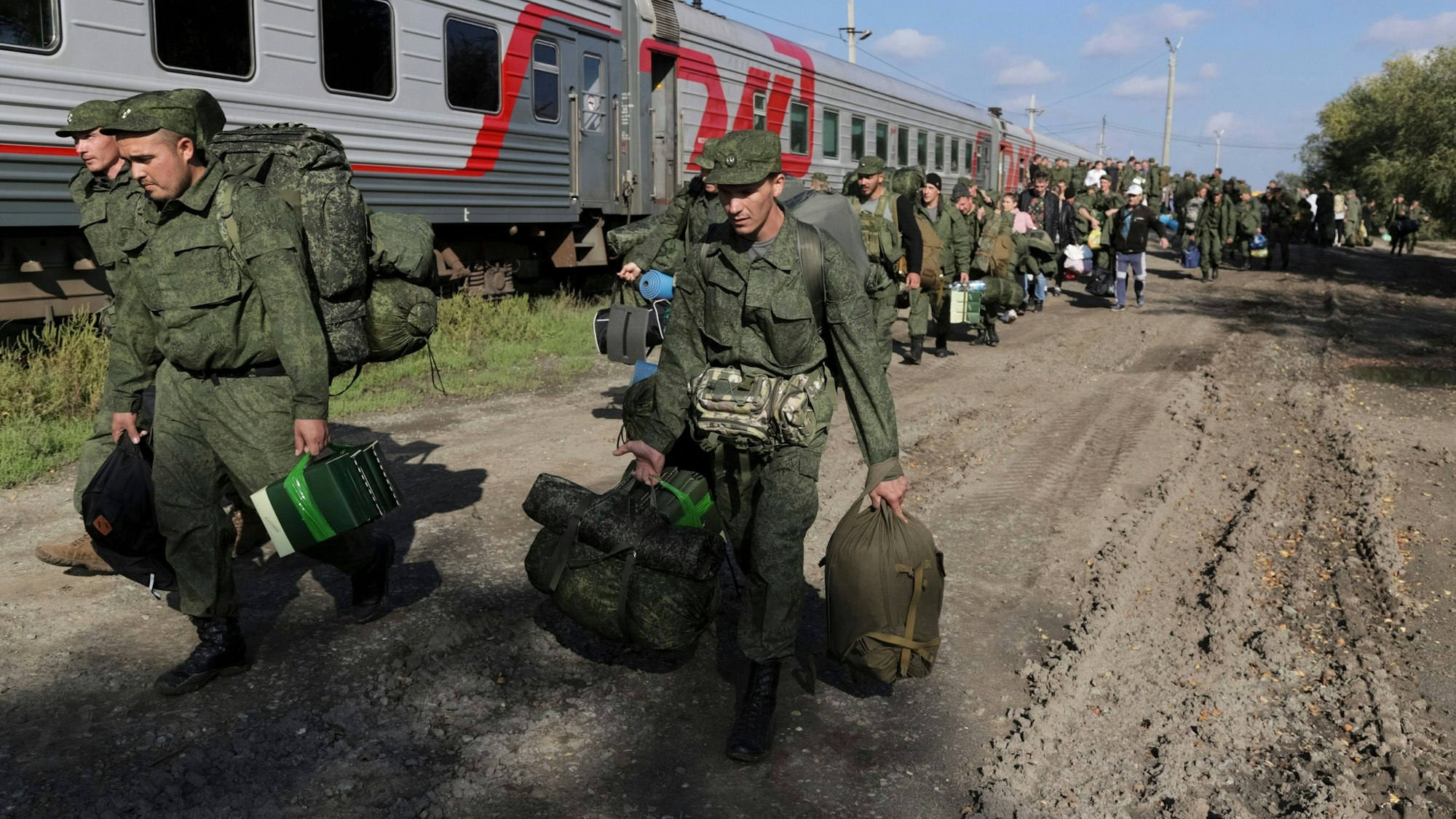 Russische Rekruten gehen auf einem Bahnhof in Prudboi in der Region Wolgograd zum Zug (Archivbild vom 29.09.2022)
