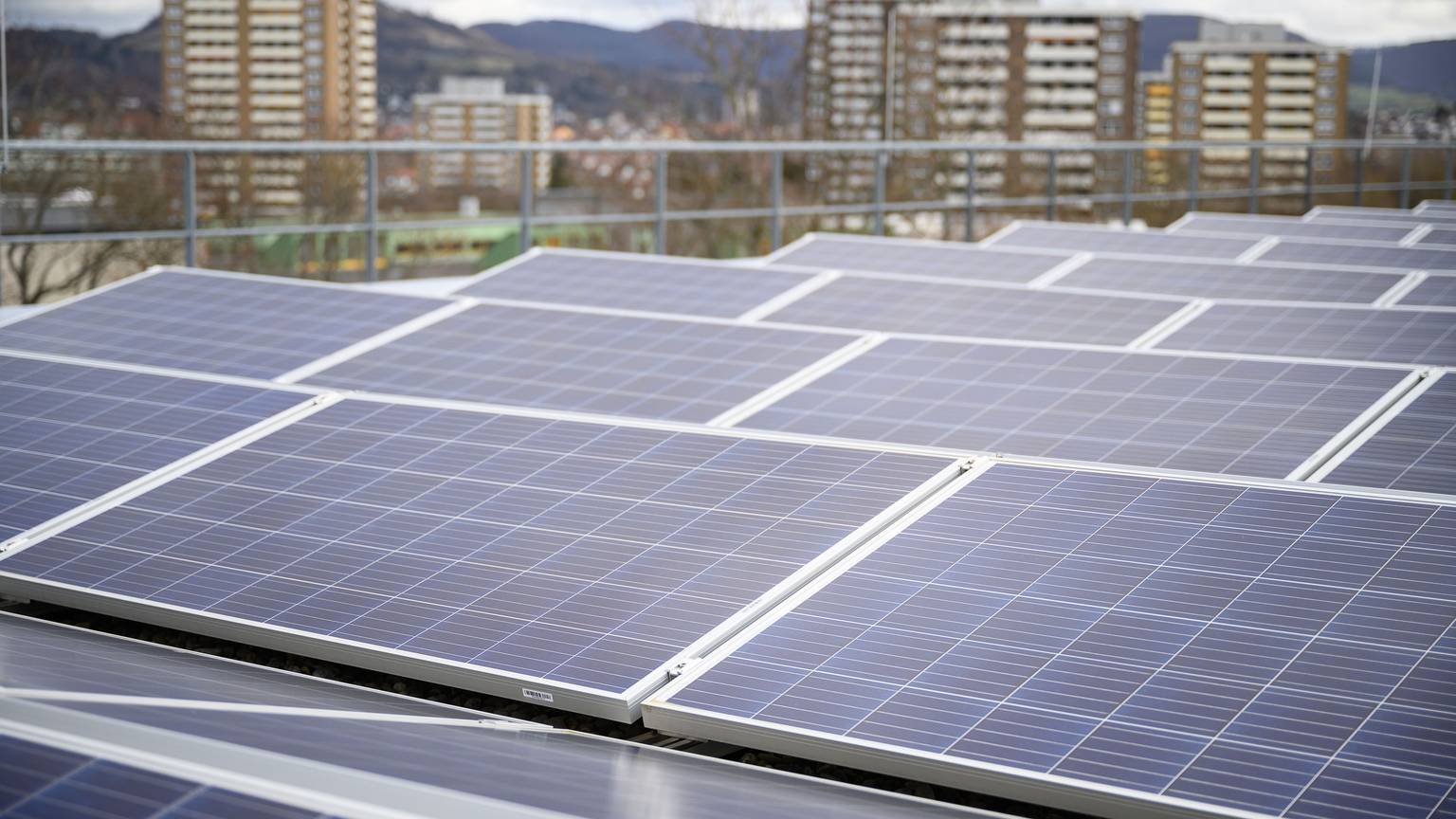Eine Photovoltaikanlage steht auf dem Gebäude 3 der Hochschule Reutlingen.