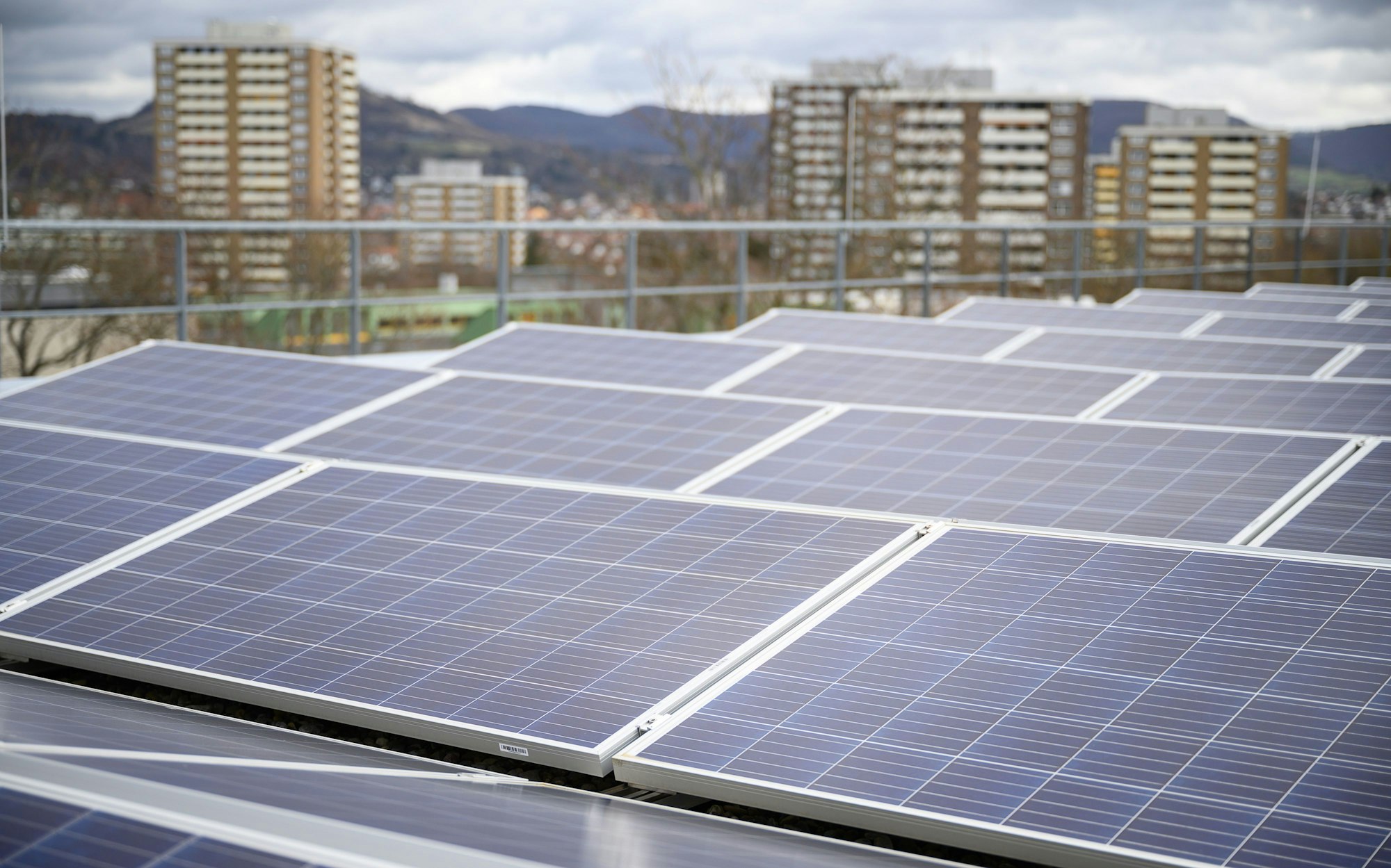 Eine Photovoltaikanlage steht auf einem Gebäide