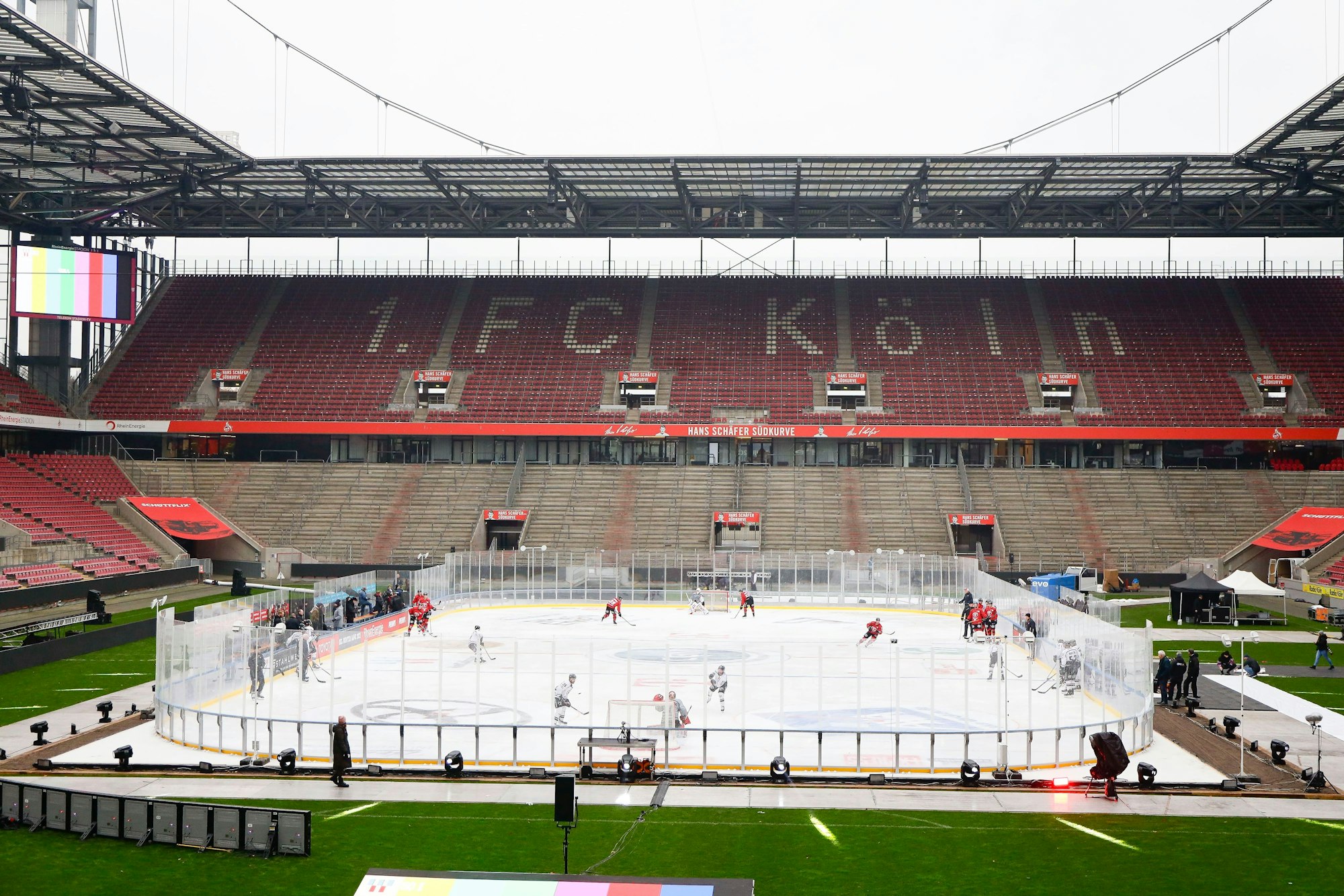 Wintergame-Training der Kölner Haie im Müngersdorfer Stadion.