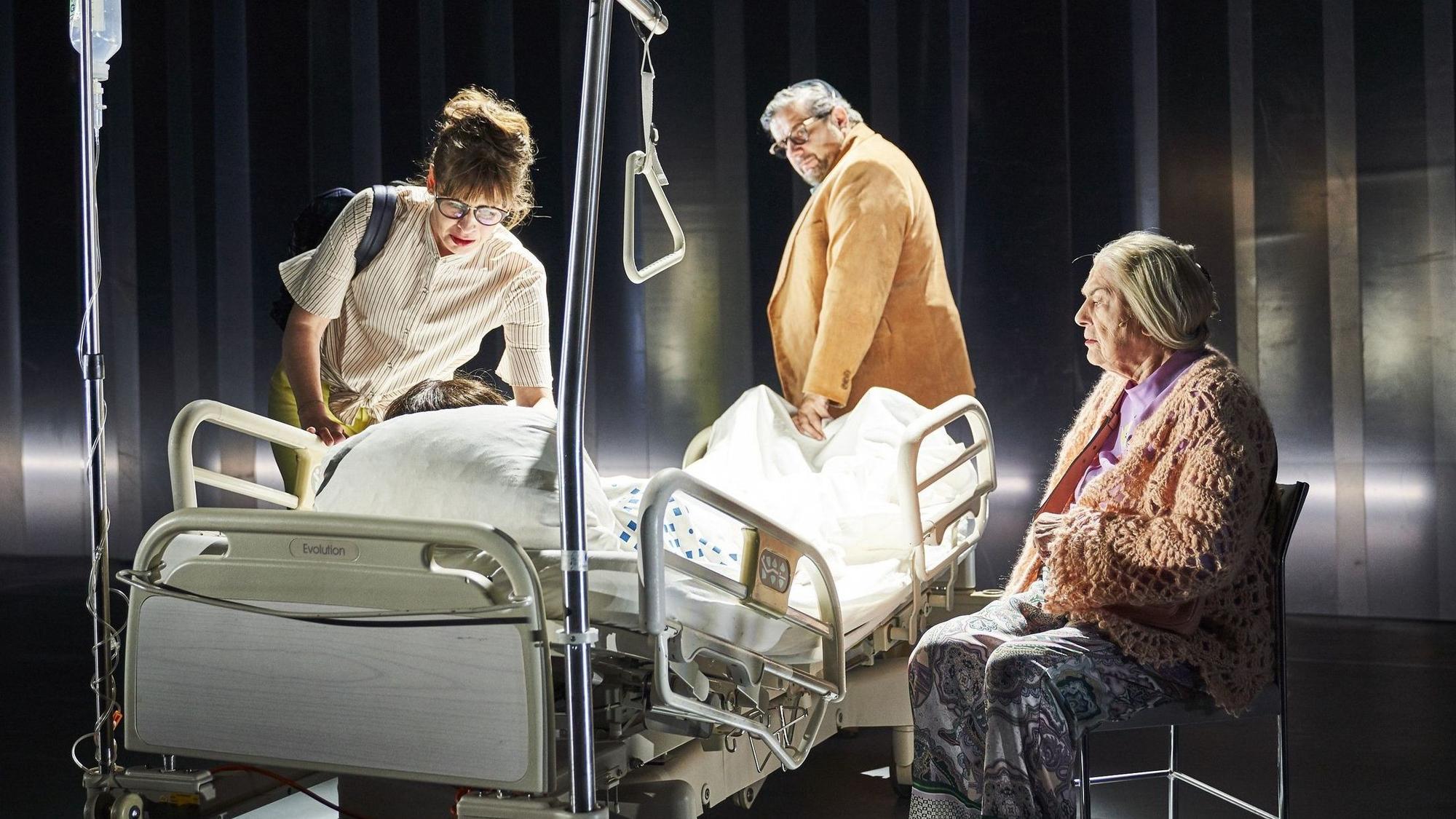 Vögel
von Wajdi Mouawad
Regie: Stefan Bachmann
Bühne und Kostüme: Jana Findeklee
Joki Tewes
Komposition und musikalische Einrichtung: Gajek
Licht: Michael Gööck
Dramaturgie: Lea Goebel
Sprachunterricht Hebräisch: Avraham Applestein
Alexander Schneider
Sprachunterricht Arabisch: Hans Peter Speicher
Sprachunterricht Englisch: Sabina Perry
Foto: Tommy Hetzel
Premiere am 20.09.2019 im Depot 1
Kontakt des Fotografen: hello@tommyhetzel.de
HONORARFREI
Auf dem Bild sehen Sie:
Melanie Kretschmann, Bruno Cathomas und Margot Gödrös