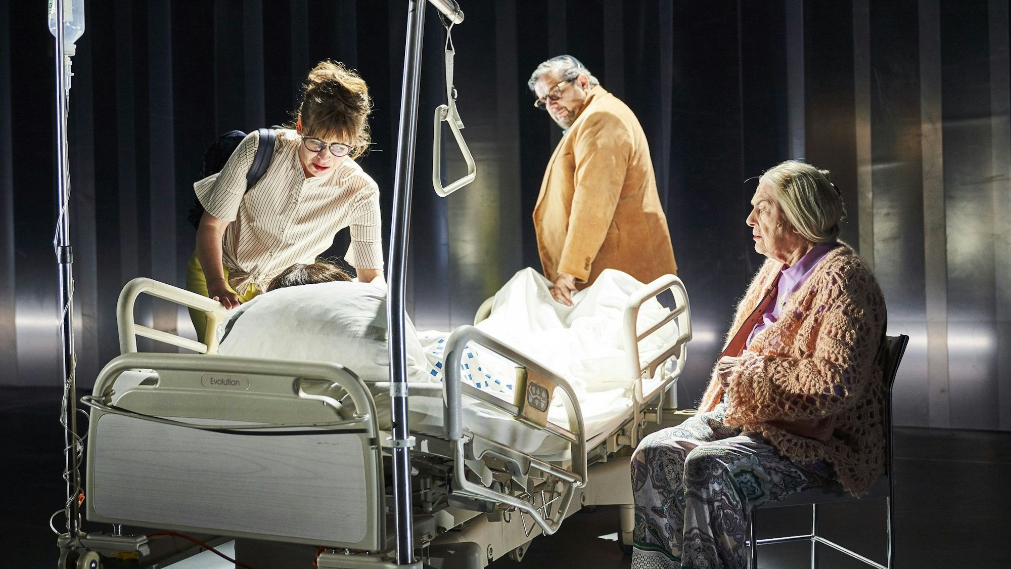 Vögel
von Wajdi Mouawad
 
Regie: Stefan Bachmann
Bühne und Kostüme: Jana Findeklee
Joki Tewes
Komposition und musikalische Einrichtung: Gajek
Licht: Michael Gööck
Dramaturgie: Lea Goebel
Sprachunterricht Hebräisch: Avraham Applestein
Alexander Schneider
Sprachunterricht Arabisch: Hans Peter Speicher
Sprachunterricht Englisch: Sabina Perry
 
Foto: Tommy Hetzel
 
Premiere am 20.09.2019 im Depot 1
Kontakt des Fotografen: hello@tommyhetzel.de
HONORARFREI
Auf dem Bild sehen Sie:
Melanie Kretschmann, Bruno Cathomas und Margot Gödrös