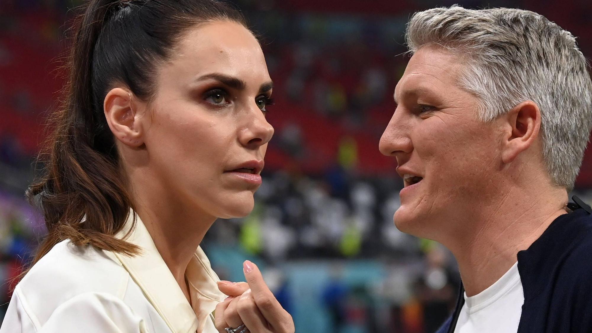 Moderatorin Esther Sedlaczek und WM-Experte Bastian Schweinsteiger