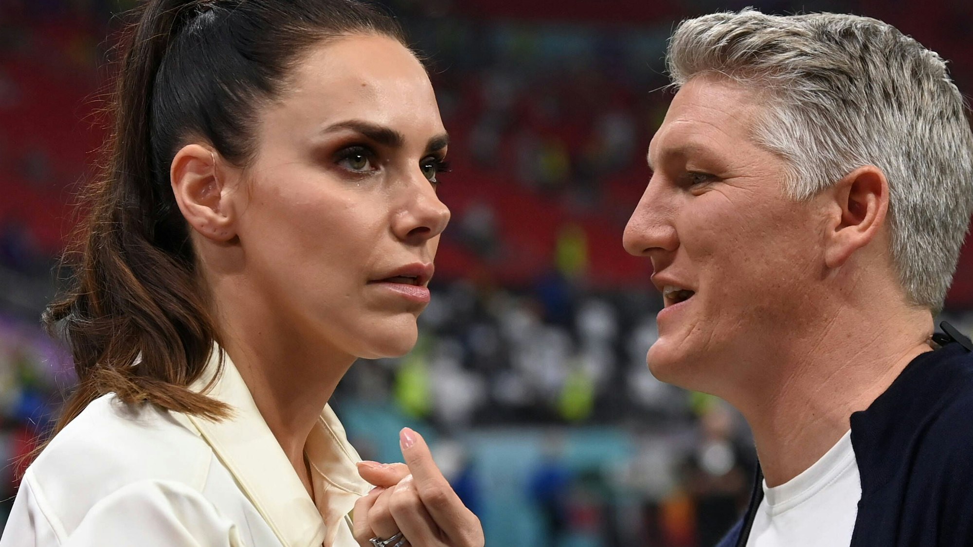 Moderatorin Esther Sedlaczek und WM-Experte Bastian Schweinsteiger