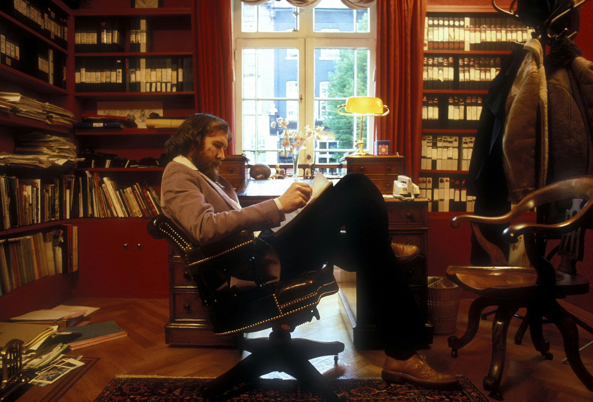 Jim Henson, der im Büro seines Londoner Hauses sitzt.