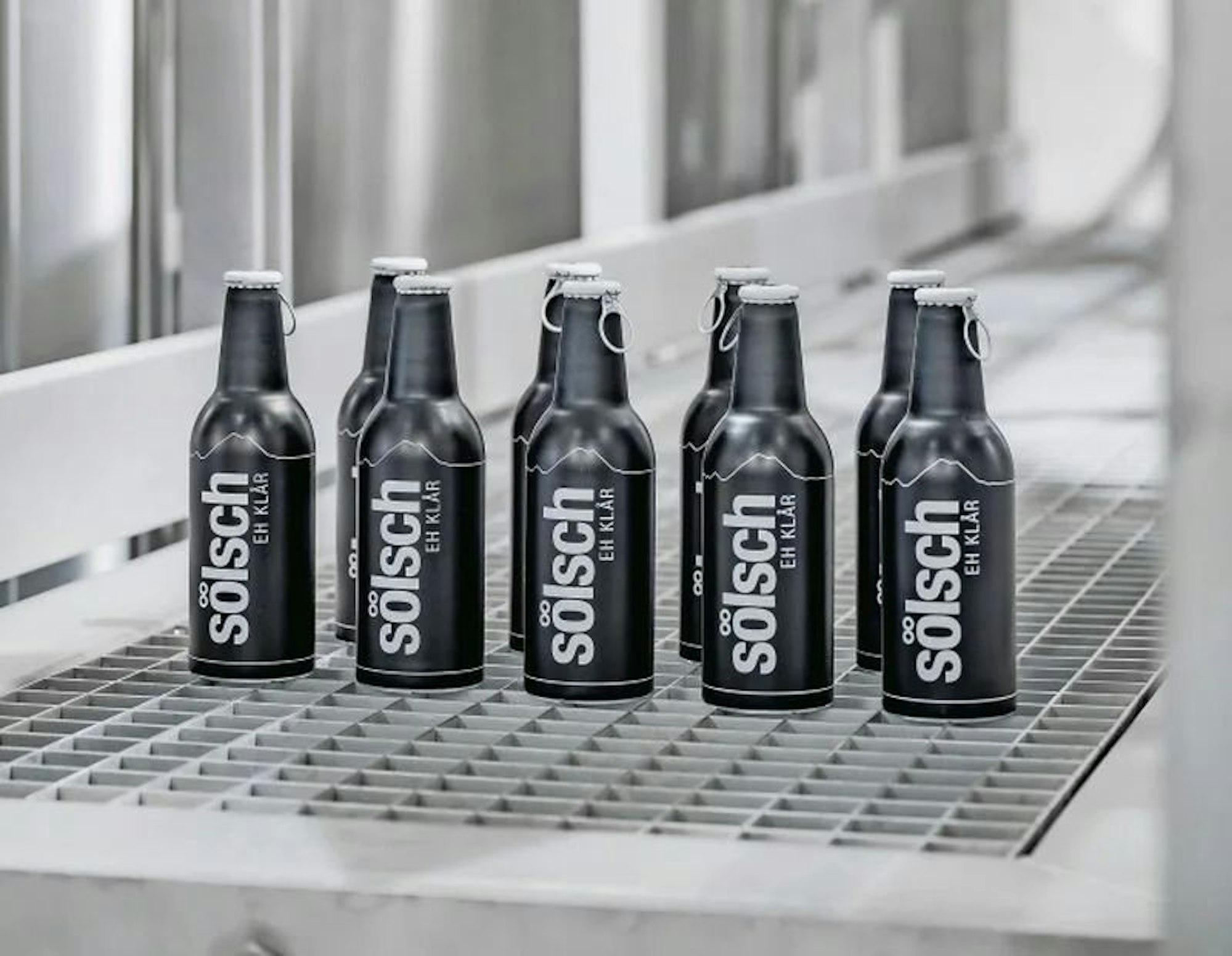 Einige Flaschen Sölsch stehen auf dem Boden.
