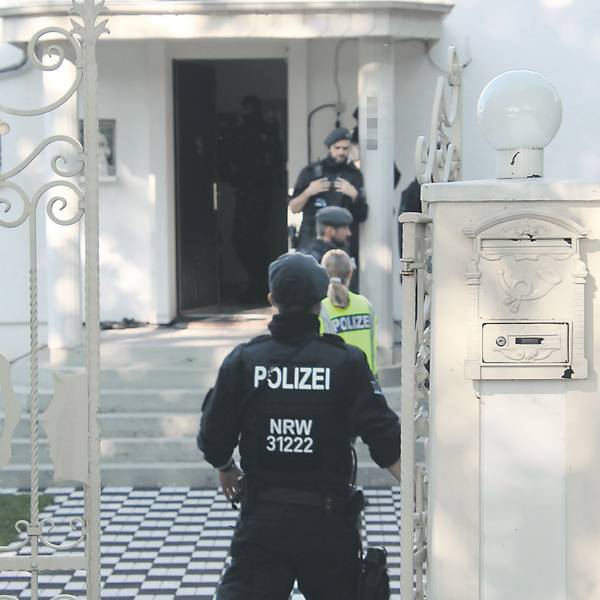 Polizisten bei einer Razzia vor einer Villa im Kölner Stadtteil Ostheim