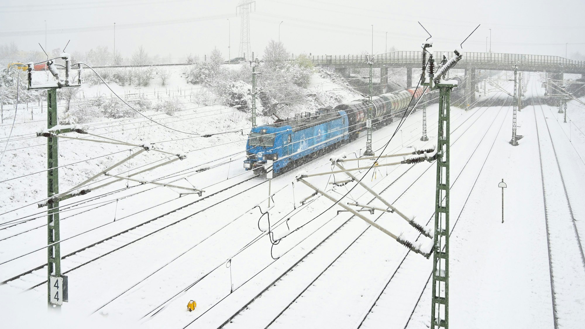 Die schneebedeckte Bahnstrecke in Halle-Ammendorf. Entlang dieser Strecke ereignete sich ein Bahnunfall, bei dem ein Mensch ums Leben kam.