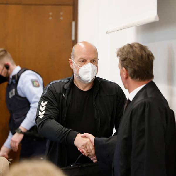 Der Reemtsma-Entführer Thomas Drach mit seinem Verteidiger Andreas Kerkhof im Gerichtssaal des Landgerichts Köln.