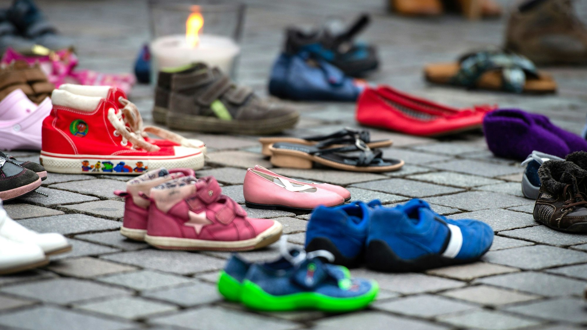 Bei einer Schweigeaktion für die «Kinder von Lügde» stehen Kinderschuhe auf dem Boden. Mit der Aktion sollte auf das Schicksal der missbrauchten «Kinder von Lügde» aufmerksam gemacht werden.