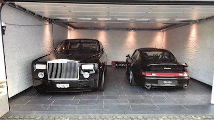 In dieser Garage haben Clan-Mitglieder zwei Luxusautos geparkt.