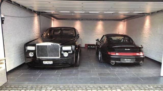 In dieser Garage haben Clan-Mitglieder zwei Luxusautos geparkt.