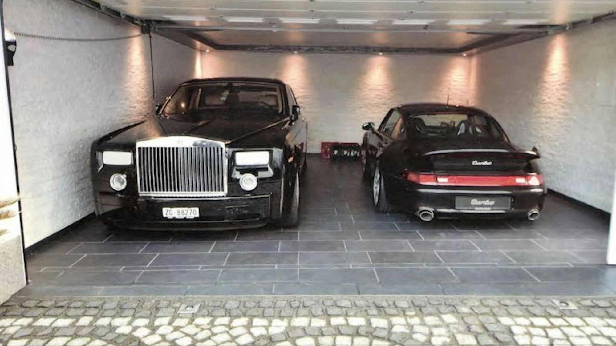 In dieser Garage haben Clan-Mitglieder zwei Luxusautos geparkt.