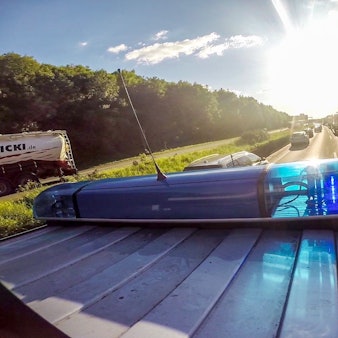 Ein Streifenwagen (VW Multivan) der Autobahnpolizei Koeln faehrt am Montag mit Blaulicht und Martinshorn auf der Autobahn A4 in FR Aachen kurz vor der AS Koeln-Poll durch eine Rettungsgasse in einem Verkehrsstau.