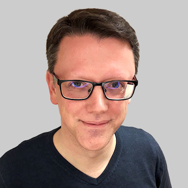 Ein Fan von Wüschheim-Büllesheim hat eine rot-blaue Rauch-Fackel gezündet.