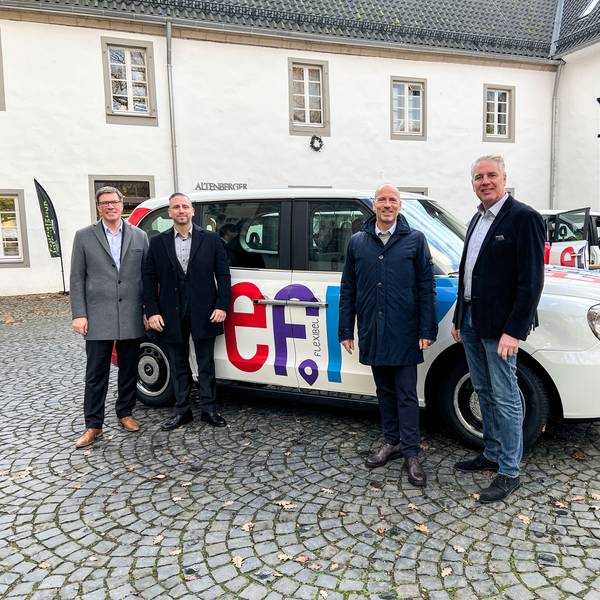 Menschen stehen in Odenthal-Altenberg vor einem Auto mit der Aufschrift „efi“.