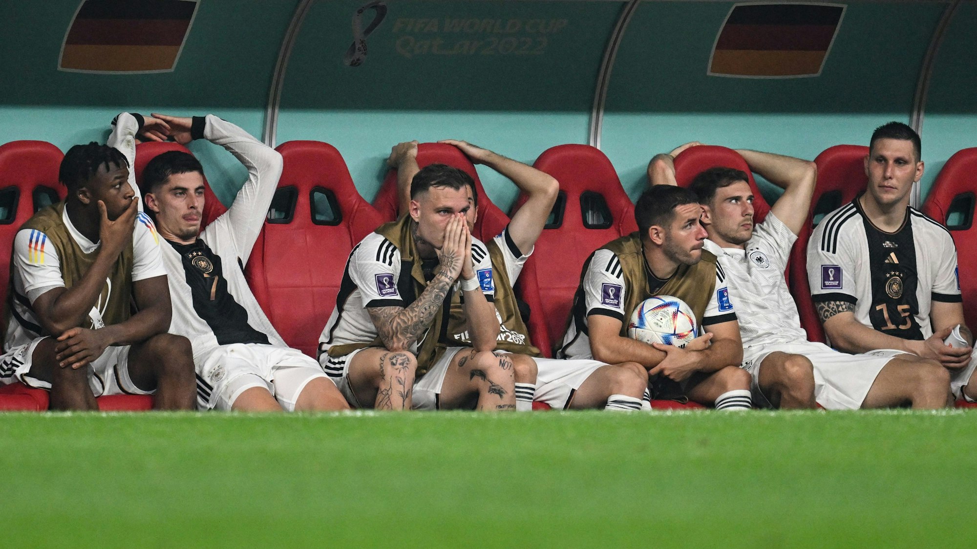 Enttäuschung nach dem Ausscheiden bei Armel Bella-Kotchap, Kai Havertz, David Raum, Christian Günter, Leon Goretzka und Niklas Süle (v.li.).