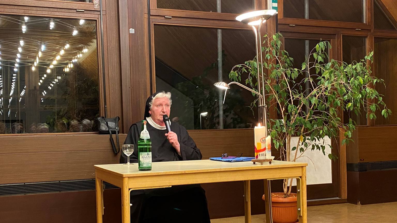 Die Benediktinerin Philipp Rath spricht bei einer Veranstaltung in St. Baptist in Leichlingen über die Rolle der Frau in der Kirche.