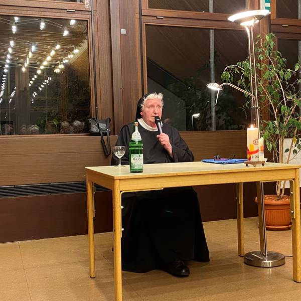 Die Benediktinerin Philipp Rath spricht bei einer Veranstaltung in St. Baptist in Leichlingen über die Rolle der Frau in der Kirche.