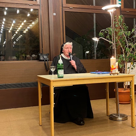 Die Benediktinerin Philipp Rath spricht bei einer Veranstaltung in St. Baptist in Leichlingen über die Rolle der Frau in der Kirche.